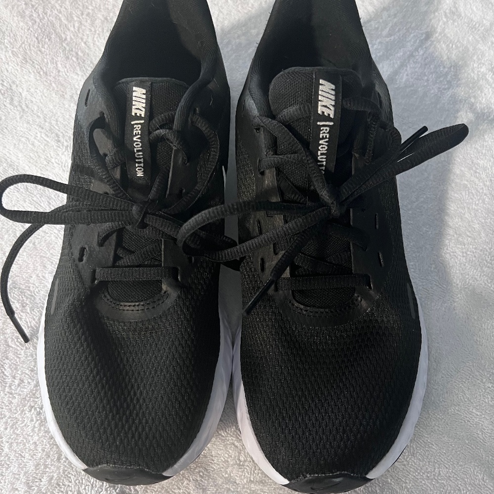 Women's NIKE Revolution Sz 8 1/2